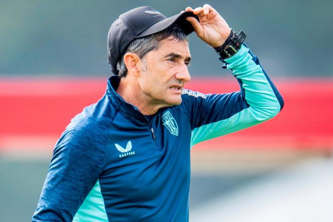 Gesto de Ernesto Valverde en una sesión en Lezama (Foto: Athletic Club).
