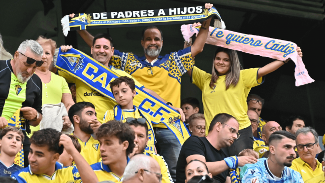 Aficionados del Cádiz, en el Nuevo Mirandilla (Foto: CCF).