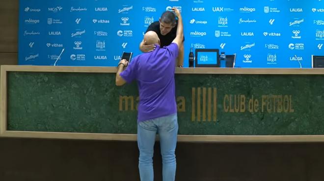 Antonio Hidalgo se abraza con un conocido en la sala de prensa del Málaga CF (Imagen: LALIGA).