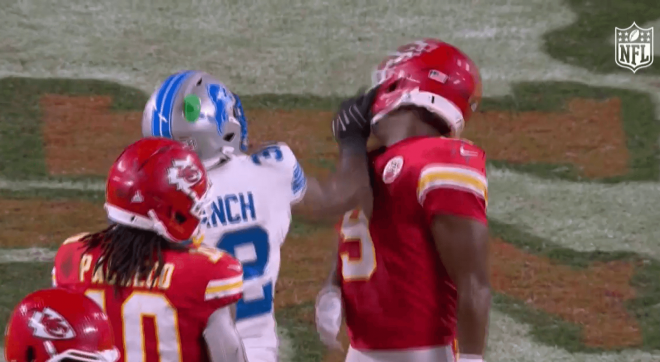 Golpe de Branch a Smith-Schuster en el Chiefs-Lions.