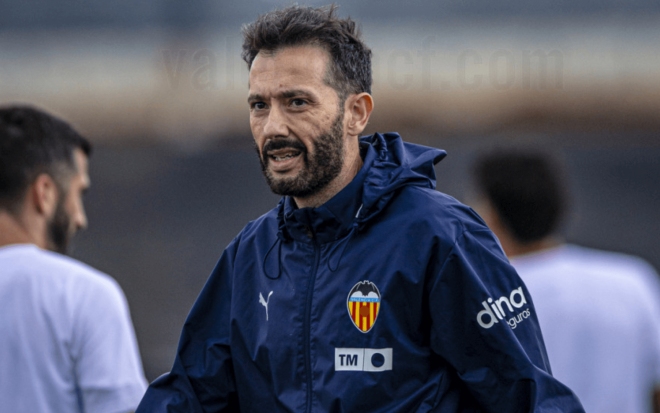 Corberán, entrenador del Valencia CF, observa a Filip Ugrinic en Paterna (Foto: Valencia CF)