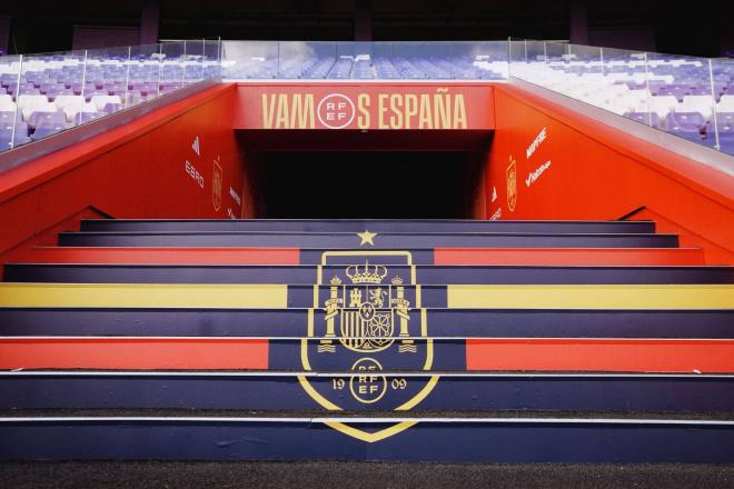 Escaleras del Nuevo Estado José Zorrilla vestidas para la selección española