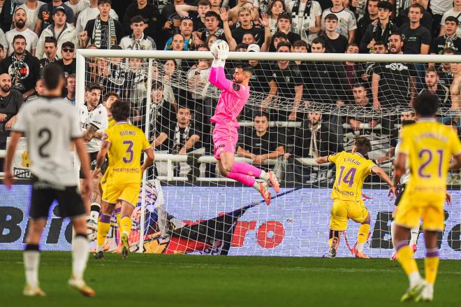 Guilherme bloca la pelota ante el Burgos (Foto: Real Valladolid).