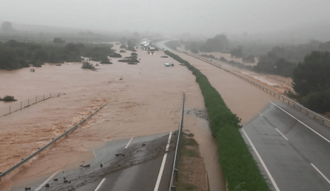 La Autopista cortada en Ulldecona (Foto: @RogerHeredia83)
