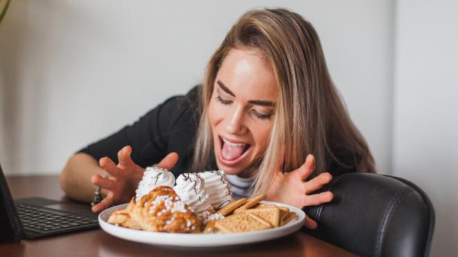 Mujer con ganas de comer dulce (Foto: Freepik)
