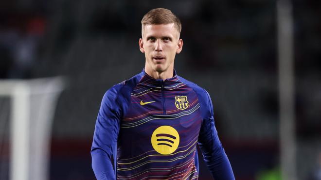 Dani Olmo calienta en un partido del FC Barcelona (Europa Press)