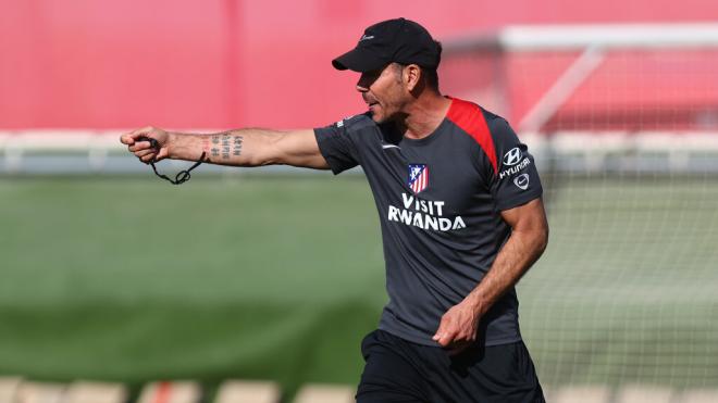 Simeone, en un entrenamiento del Atlético de Madrid ('X' @Atleti)