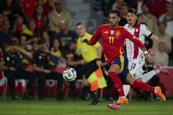 Ferran Torres conduce un balón en el Espña-Georgia (FOTO: Cordón Press).