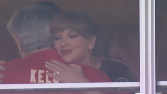 Taylor Swift abraza al padre de su prometido, Travis Kelce ('X' @NBC)