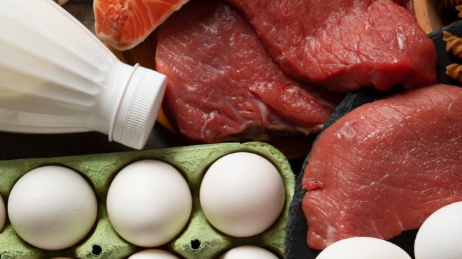 Carne, huevos y leche (Foto: Freepik)