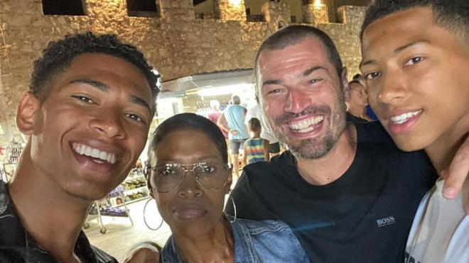 Jude Bellingham junto a sus padres y hermano en una de sus vacaciones (Instagram: @judebellingham)