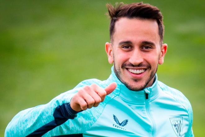 Un positivo Alex Berenguer en el entrenamiento del equipo en Lezama (Foto: Athletic Club).