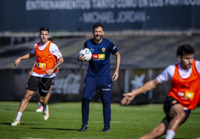 Carlos Corberán entrenando (Foto: Valencia CF)