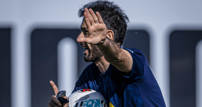 Carlos Corberán entrenando (Foto: Valencia CF)