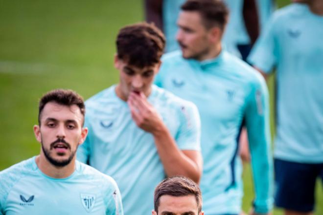 Aitor Paredes y sus compañeros en un entrenamiento del primer equipo en Lezama (Foto: Athletic Club).