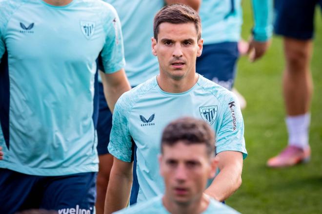 Iñigo Ruiz de Galarreta, tras una gripe, entró definitivamente en la convocatoria ante el FC Barcelona (Foto: Athletic Club).