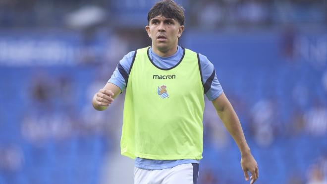 Jon Aramburu calienta con la Real Sociedad (Foto: EuropaPress).