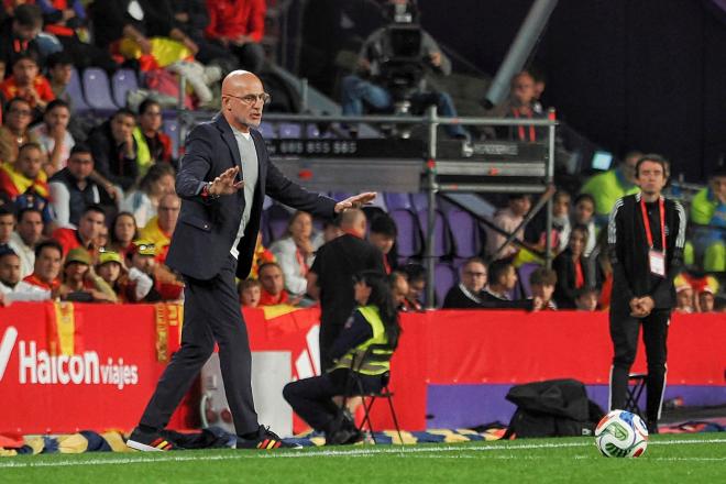 Luis de la Fuente da indicaciones a sus jugadores en el España-Bulgaria (FOTO: EFE).
