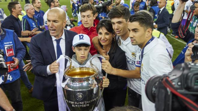 Zidane, junto a su familia con la Champions en Cardiff (Foto: Cordon Press)