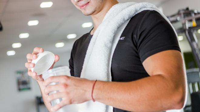 Hombre en el gimnasio con un shaker en las manos (Foto: Freepik)