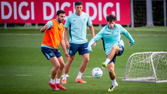 El cachorro Ibon Sánchez la toca en el entrenamiento del primer equipo en Lezama (Foto: Athletic Club).