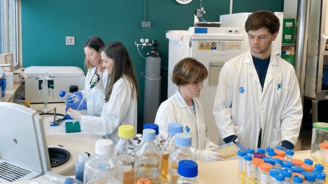 Grupo de investigadores en el laboratorio (Foto: IrsiCaixa)