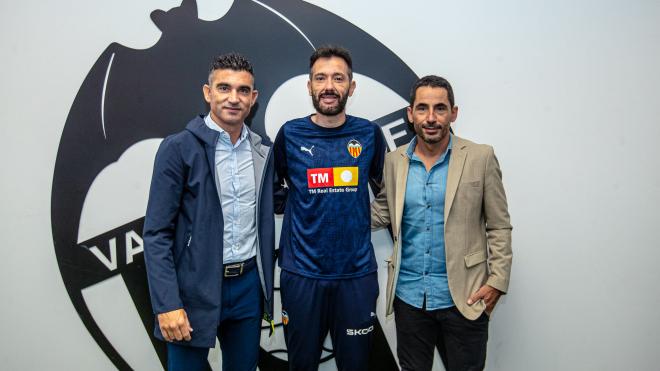 Rubén Mora, derecha, en su visita a Carlos Corberán (Foto: Valencia CF)
