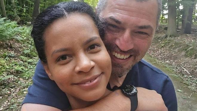 Mark Bellingham junto a Shelley Punshon (Facebook de Shelley Punshon)