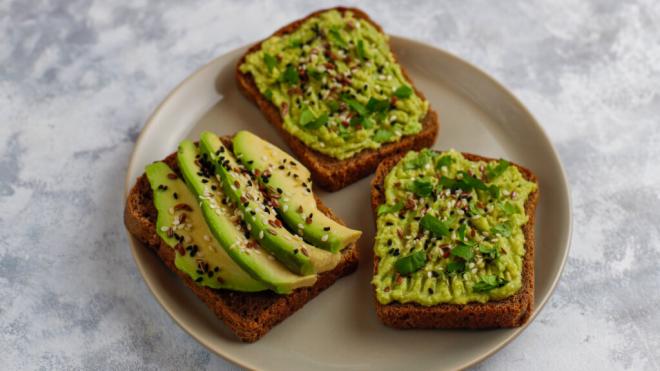 Tres tostadas de aguacate con semillas (Foto: Freepik)