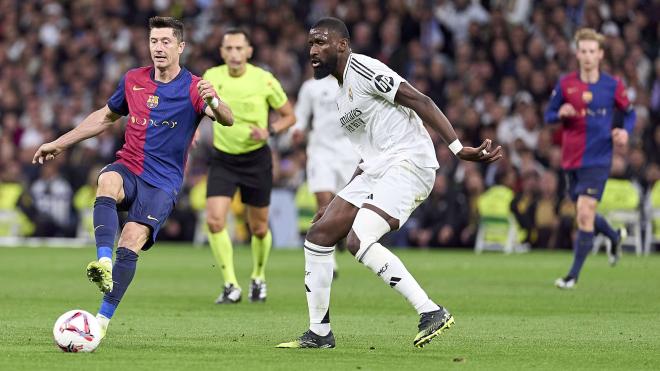 Robert Lewandowski y Antonio Rüdiger, en El Clásico (Foto: CordonPress).