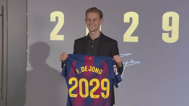 Fnrekie de Jong posando tras haber renovado (ElDesmarque)