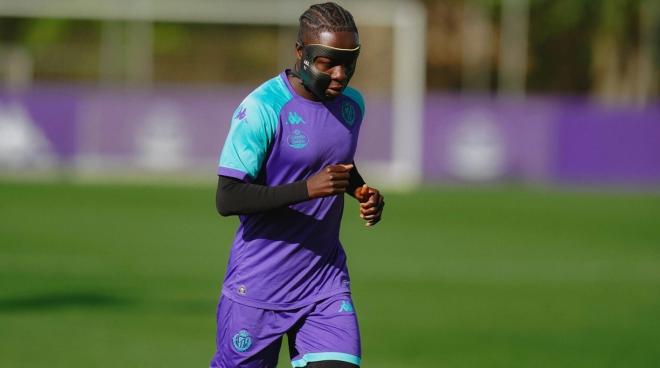 Amath se entrena en los Anexos con máscara (Foto: Real Valladolid).