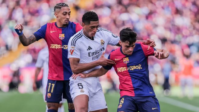 Raphinha, Bellingham y Pedri, en el último Clásico de la 24/25 (Europa Press)