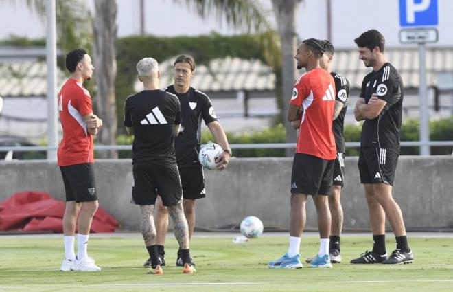 Rubén Vargas y Djibril Sow hablan con Almeyda en el entrenamiento de este miércoles (Foto: Kiko Hurtado).