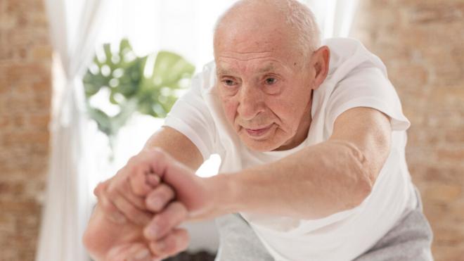 Hombre de edad avanzada haciendo ejercicio (Foto: Freepik)