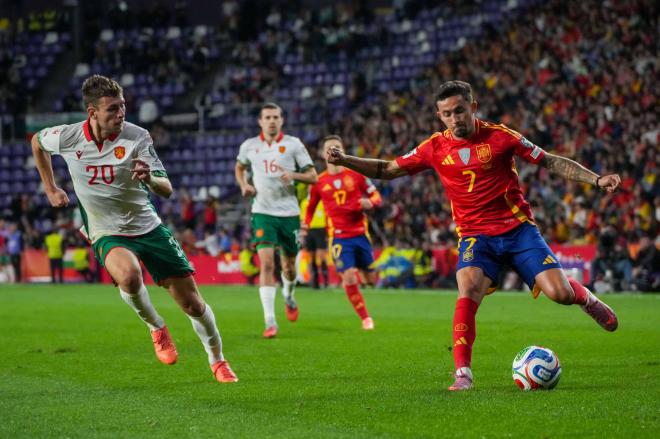 Yeremy Pino corre por la banda en el España - Bulgaria (Foto: CordonPress).