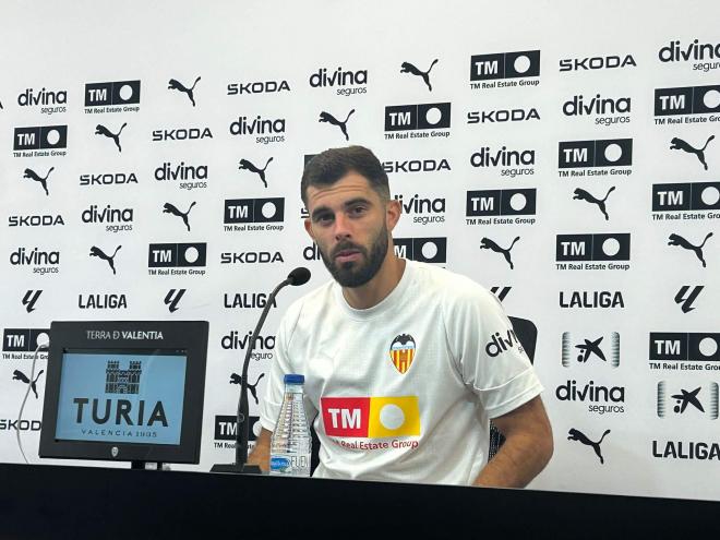 Luis Rioja atiende a la prensa
