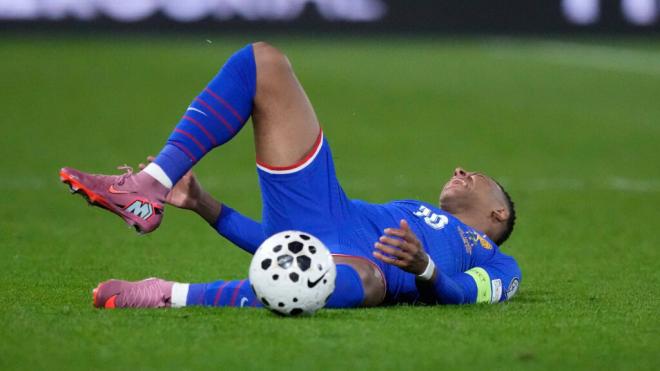 Mbappé doliéndose del tobillo derecho (Cordon Press)