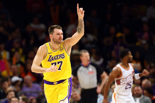 Luka Doncic señala en su partido de pretemporada ante los Phoenix Suns. Fuente CordonPress.