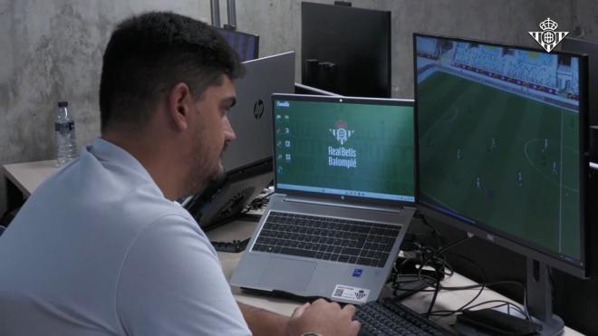 Miembros del grupo de scouting trabajando en la ciudad deportiva (Foto: Real Betis)