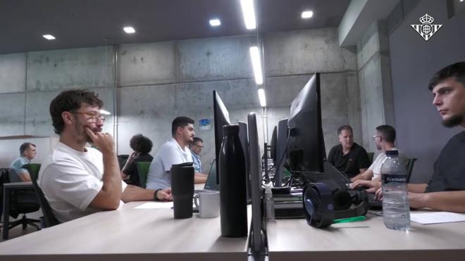 Miembros del grupo de scouting trabajando en la ciudad deportiva (Foto: Real Betis)