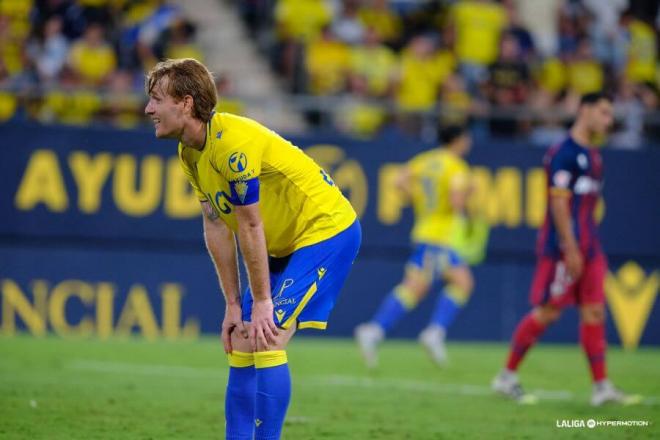Álex Fernández, durante el Cádiz - Huesca (Foto: LALIGA).