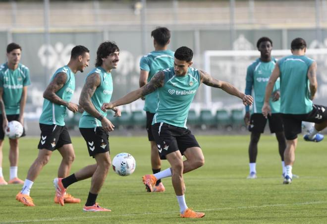Héctor Bellerín y Marc Bartra, en el entrenamiento de este jueves (Foto: Kiko Hurtado).