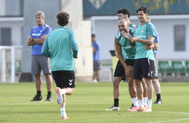 Amrabat y Valentín Gómez, en el entrenamiento de este jueves (Foto: Kiko Hurtado).