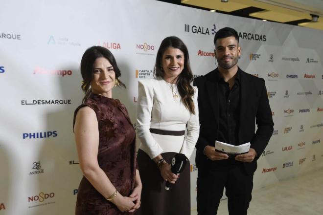 Raquel López y Patricia Gómez, de Alcampo, con Chema Borrero en la III Gala de Premios Desmarcada