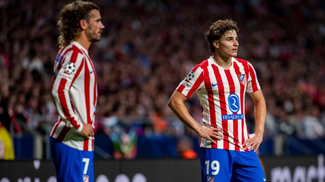Julián Álvarez y Antoine Griezmann en un partido con el Atlético de Madrid (Cordon Press)