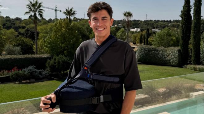 Marc Márquez, ya operado y en plena rehabilitación (Foto: @marcmarquez93).