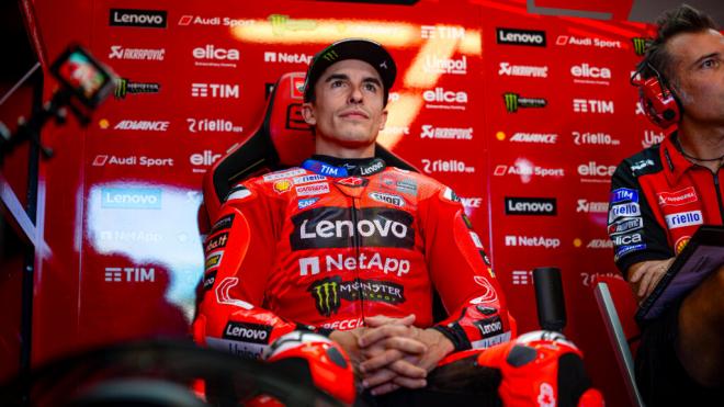 Marc Márquez, en el box de Ducati (Foto: Ducati).