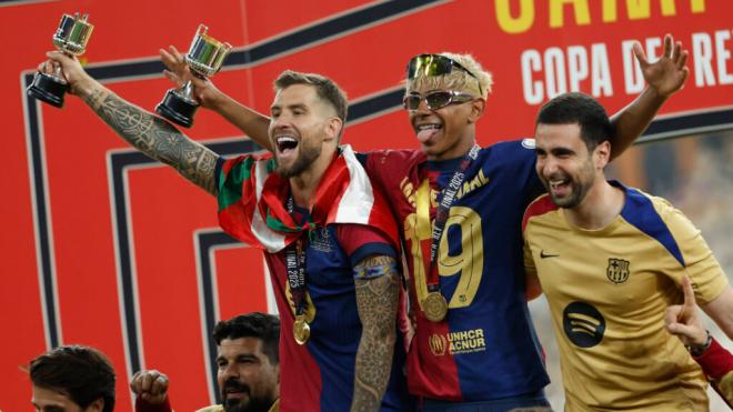 Íñigo Martínez y Lamine Yamal tras ganar la Copa del Rey (Cordon Press)