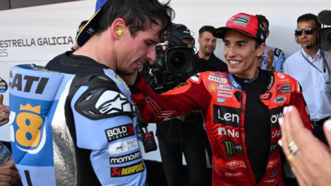 Álex Márquez y Marc Márquez, compartiendo podio en este 2025 (Foto: MotoGP).
